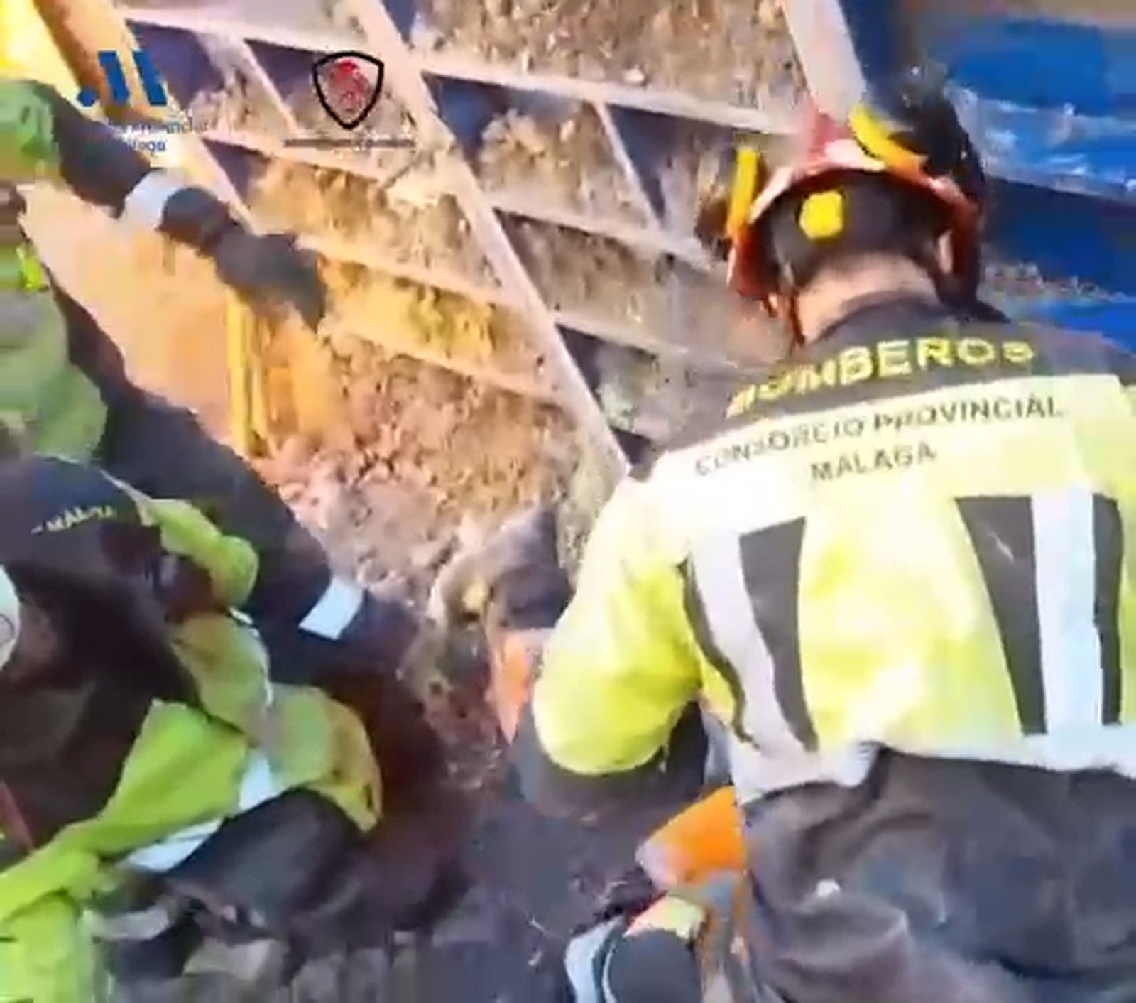 Rescate de un hombre atrapado bajo tres metros de tierra y escombros.