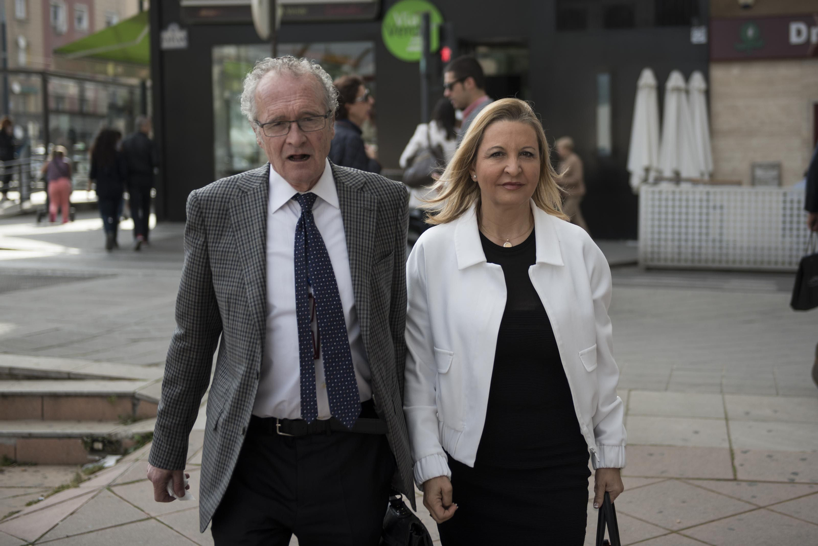 Victoria Chamorro, con su abogado, cuando compareció ante el juez en abril de 2017 por el caso de las Audioguías.