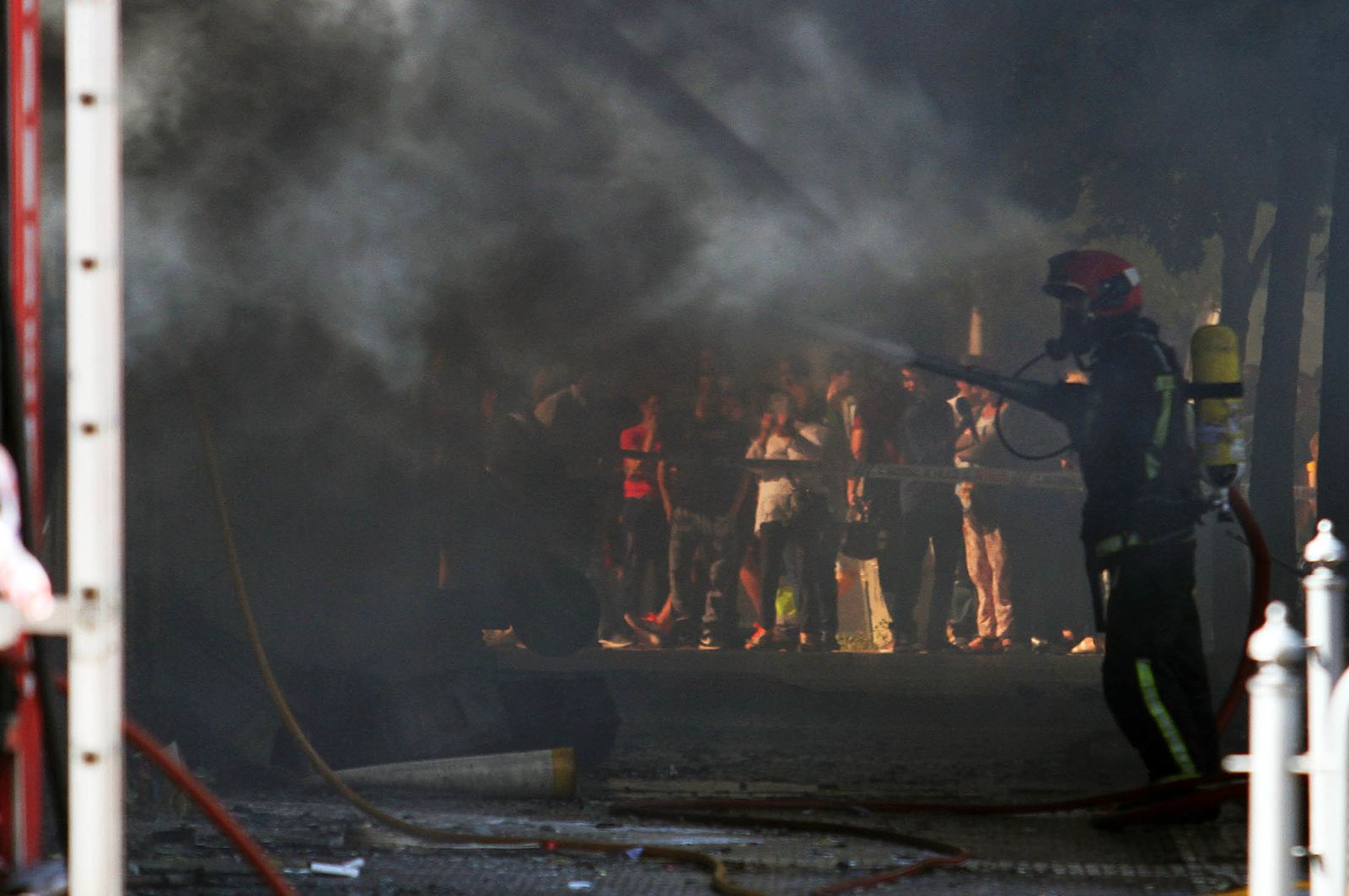 Imágenes del incendio de un bazar en la avenida de Santa Marta.