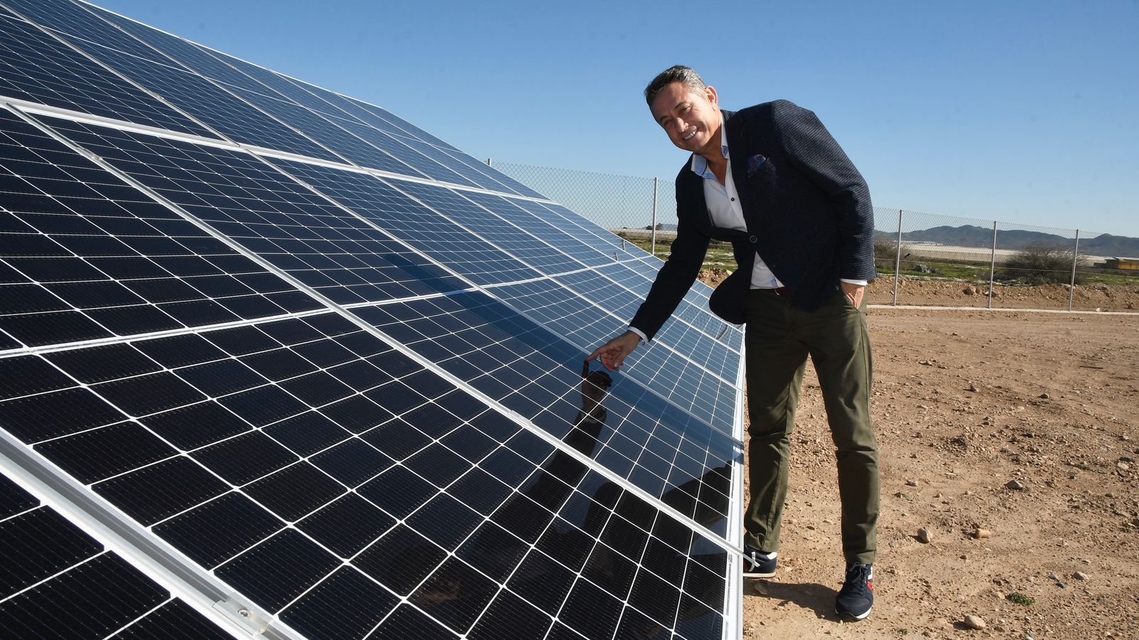 Francisco Belmonte, presidente de Biosabor, ante uno de los paneles solares.