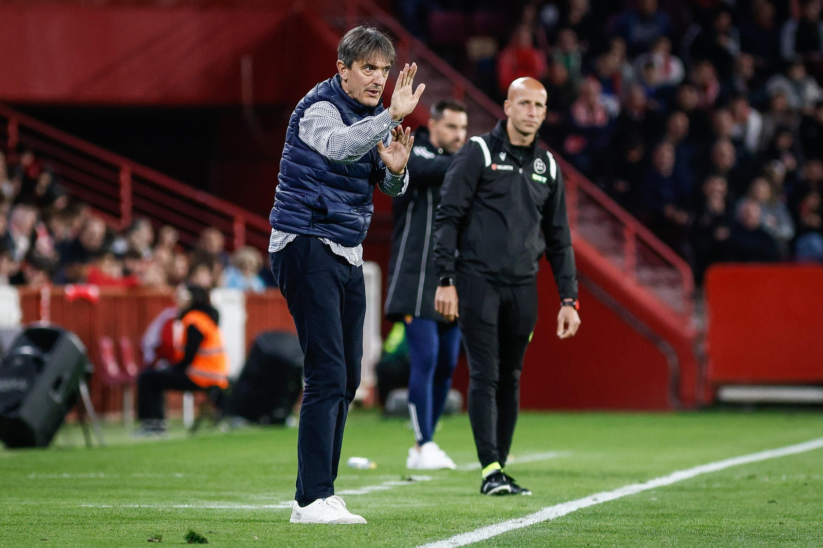 Pacheta ordena a los suyos durante el partido ante el Zaragoza