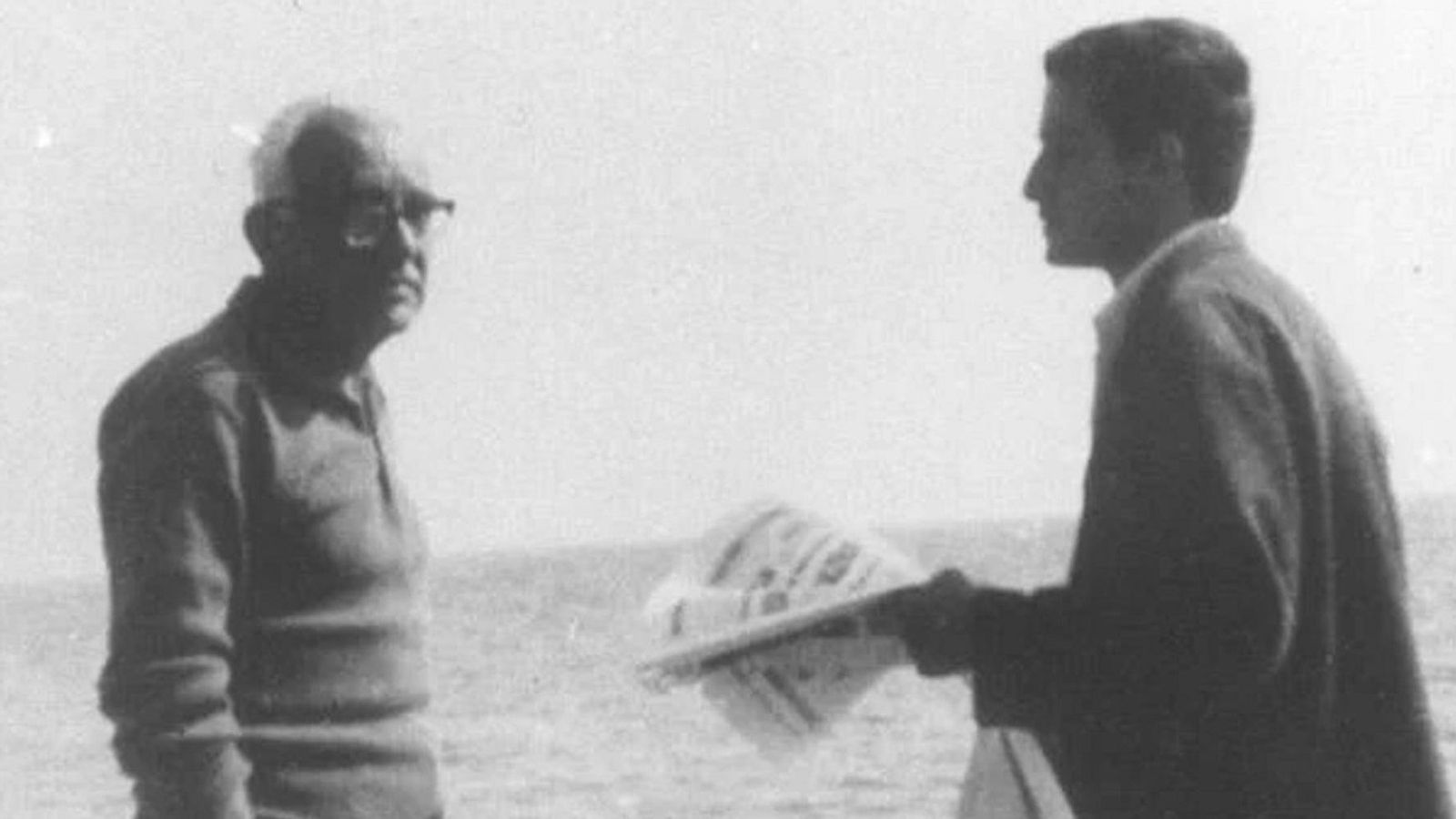 Bobi Bazlen y el joven Calasso en Civitavecchia, hacia 1962.