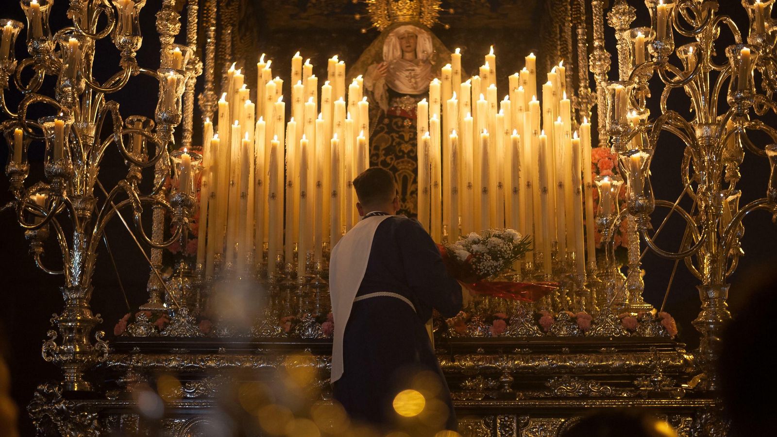 Un hombre de trono sube a la caja de la Virgen de la Estrella un ramo de flores. Un hombre de trono sube a la caja de la Virgen de la Estrella un ramo de flores.
