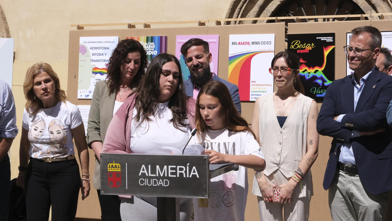 Lectura del manifiesto del Día Internacional contra la Homofobia en Almería, en imágenes
