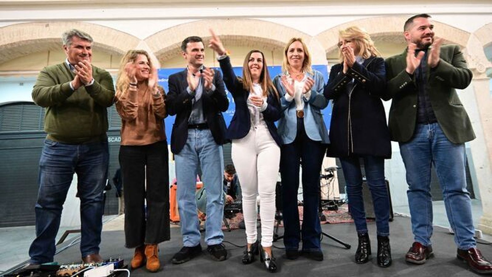 La candidata del PP en Medina, María Salazar, arropada durante su presentación.