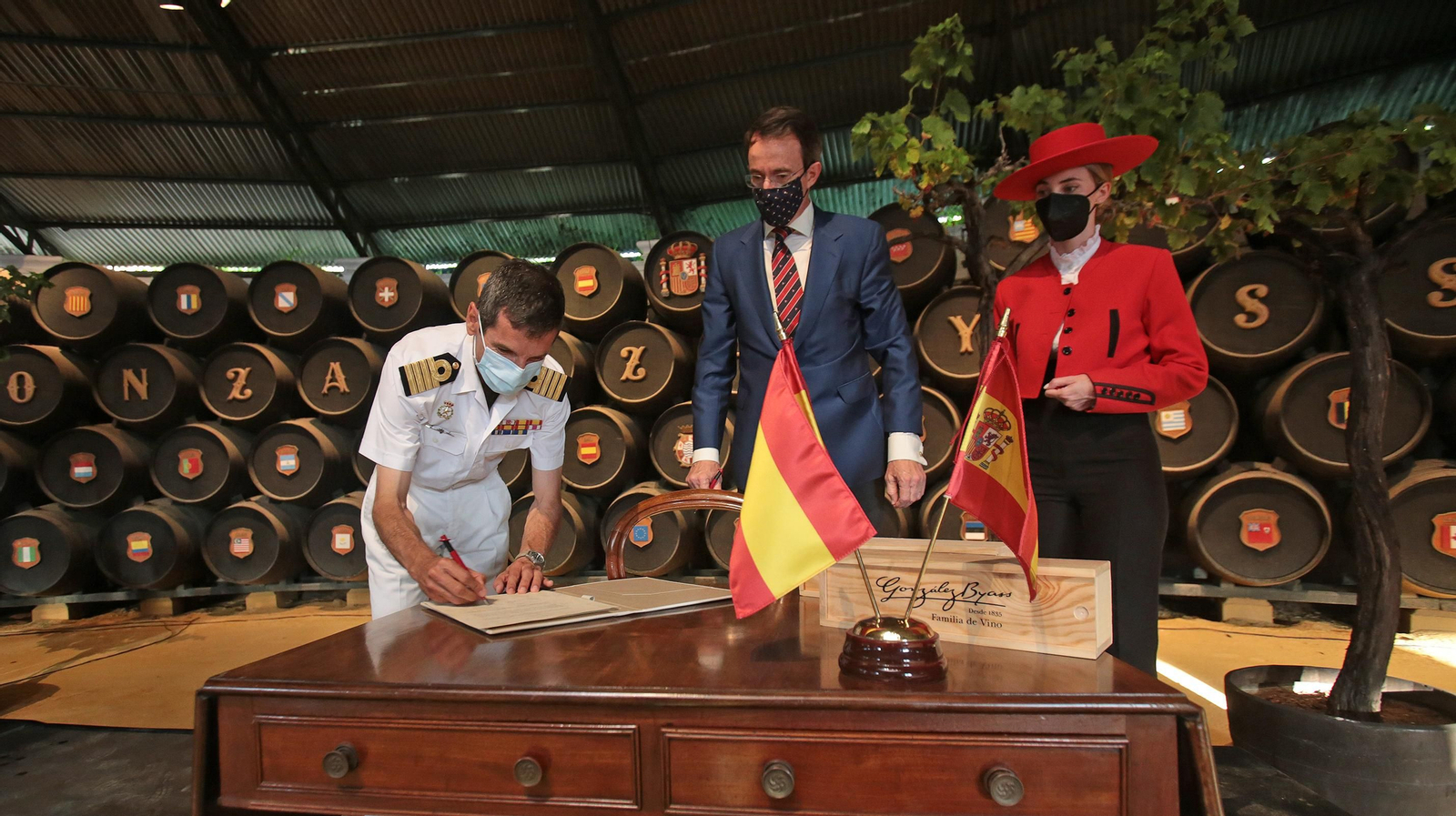 Otro momento de la firma del denominadoManifiesto de Entrega. González Byass recibe las botas que han navegado en el Juan Sebastián Elcano