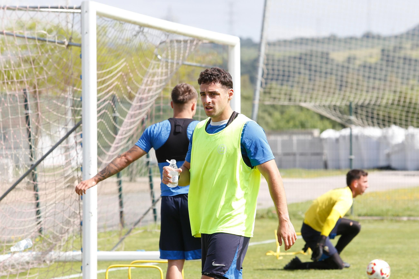 Marino bebe agua durante el entrenamiento de este miércoles.