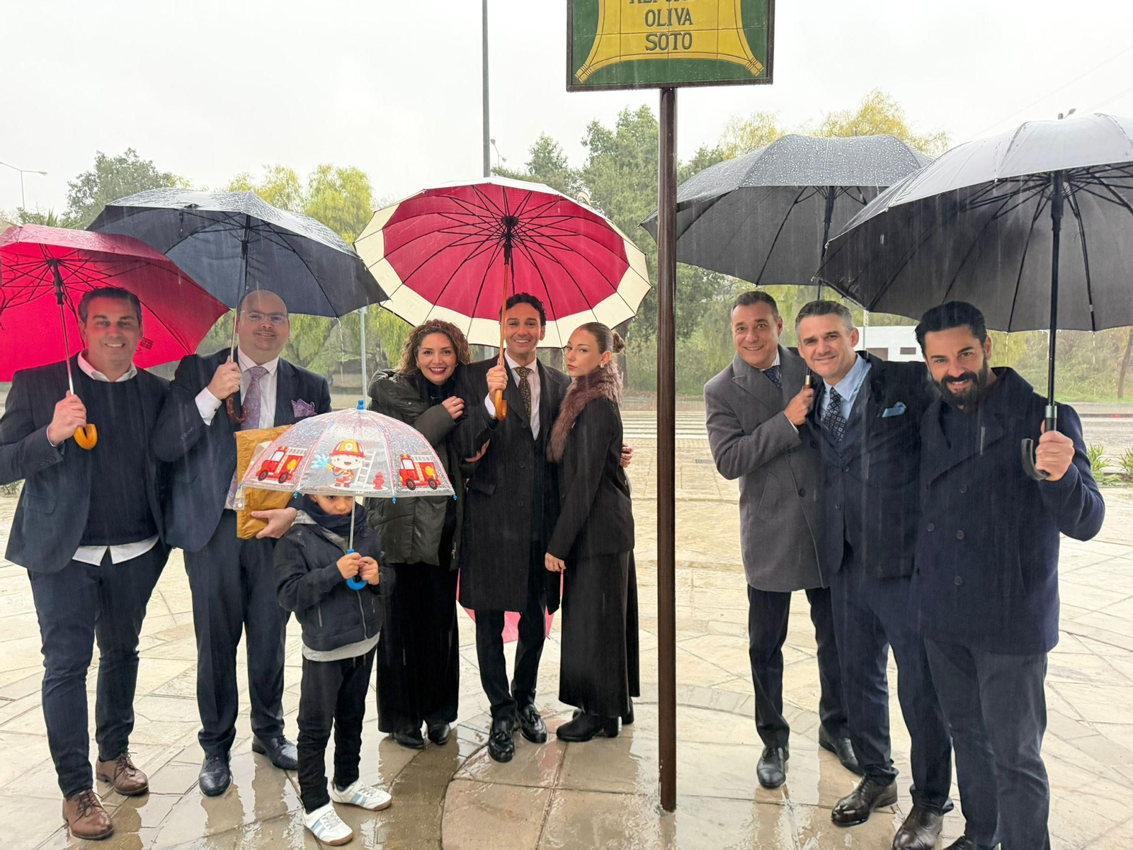 La lluvia no dejó de caer en el transcurso de la inaguración de la plaza dedicada a Oliva Soto.