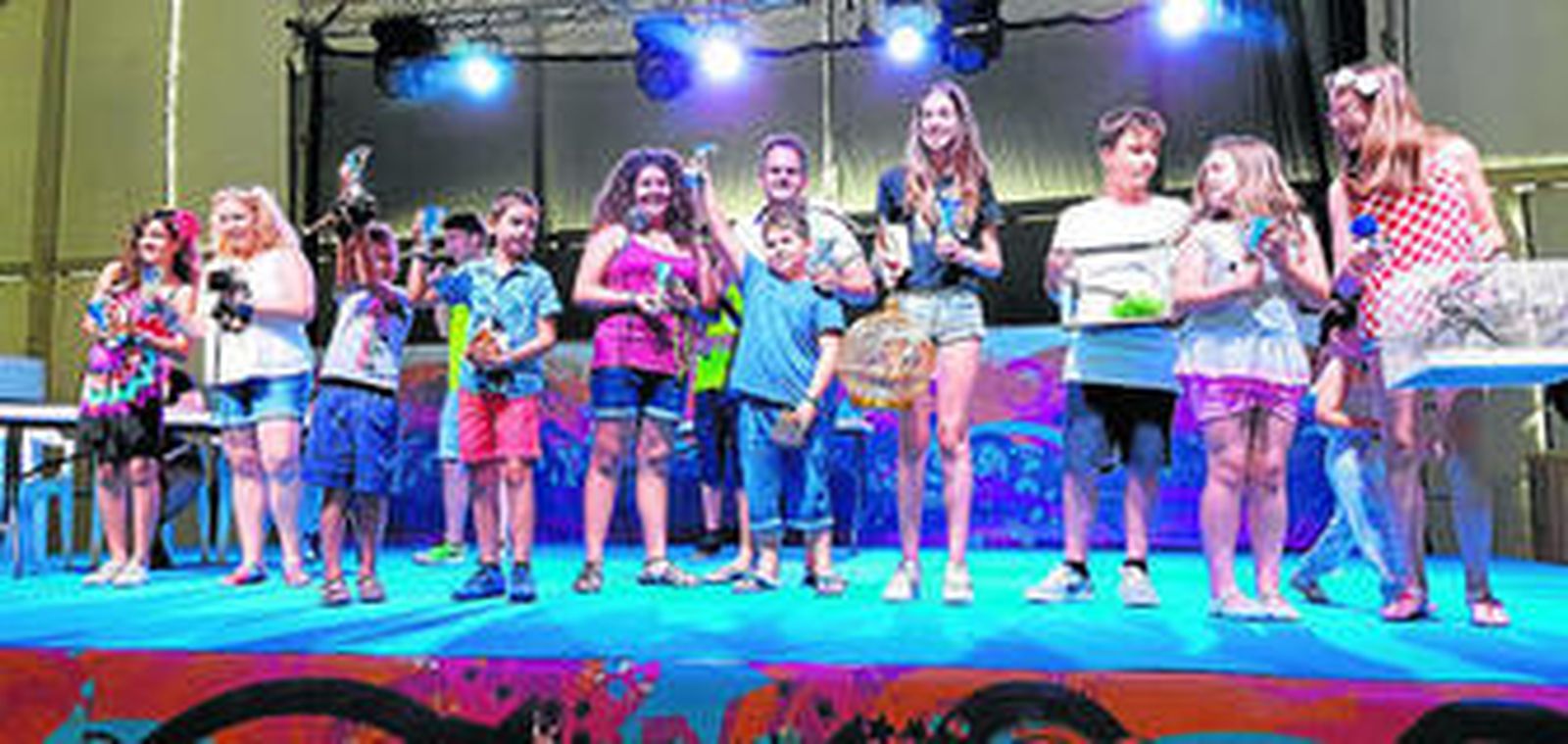 Los participantes del concurso mostraron orgullos sus galardones en reconocimiento a los animales tan exóticos que les acompañaron ayer por la mañana.