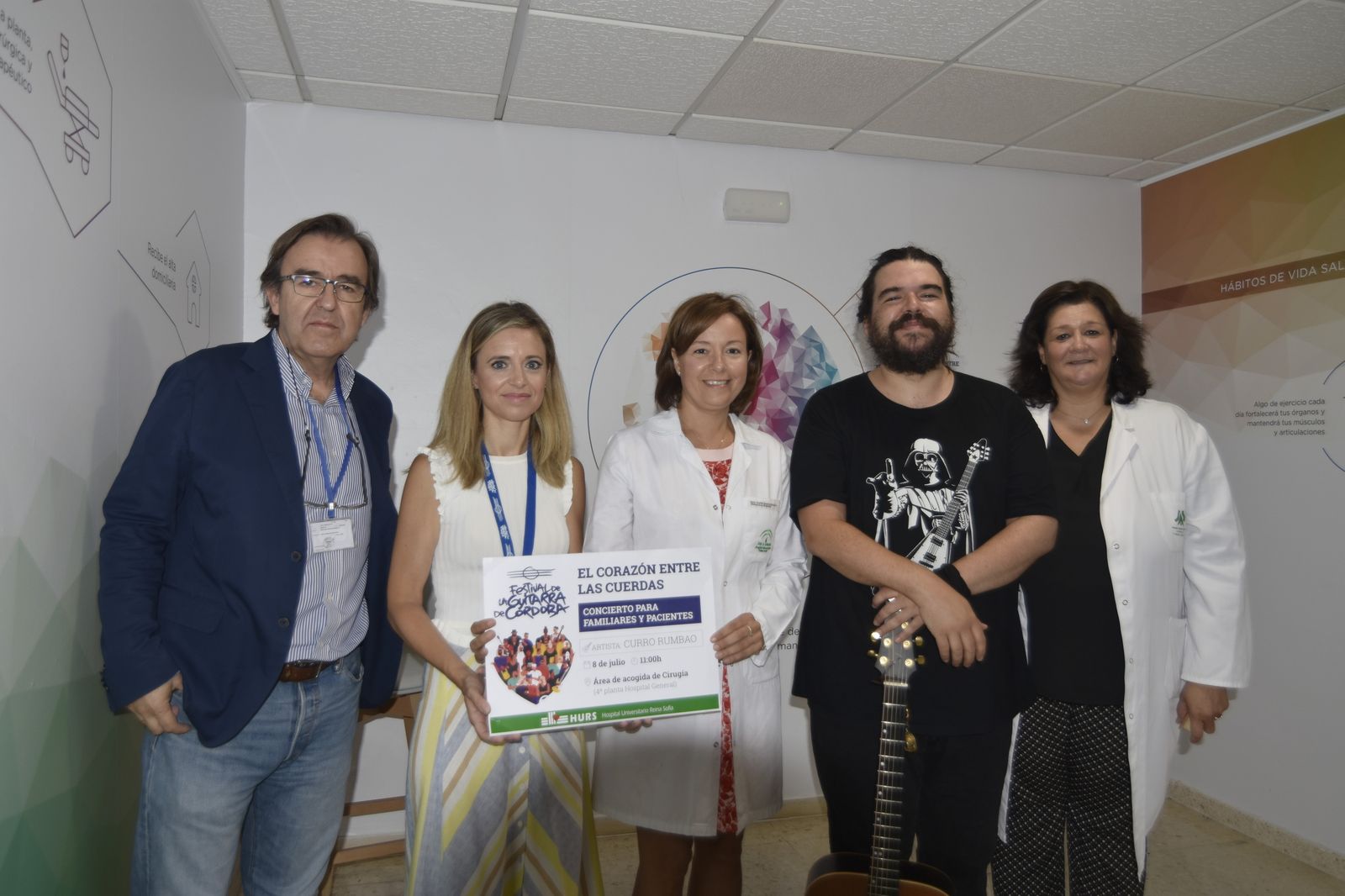 El artista Curro Rumbao, el segundo por la derecha, en el Reina Sofía