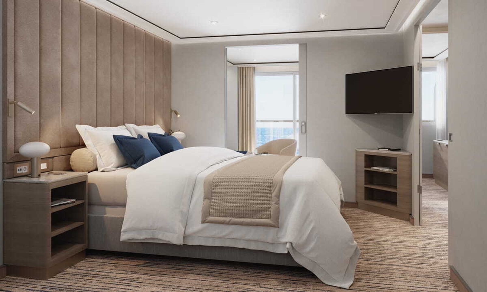 Imágenes del buque Silver Nova que visita el puerto de Cádiz