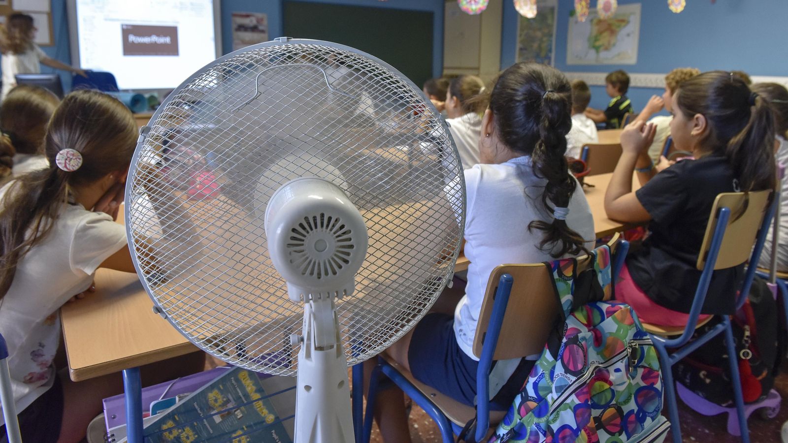 Un ventilador refresca una de las clases del CEIP Cruz del Campo.