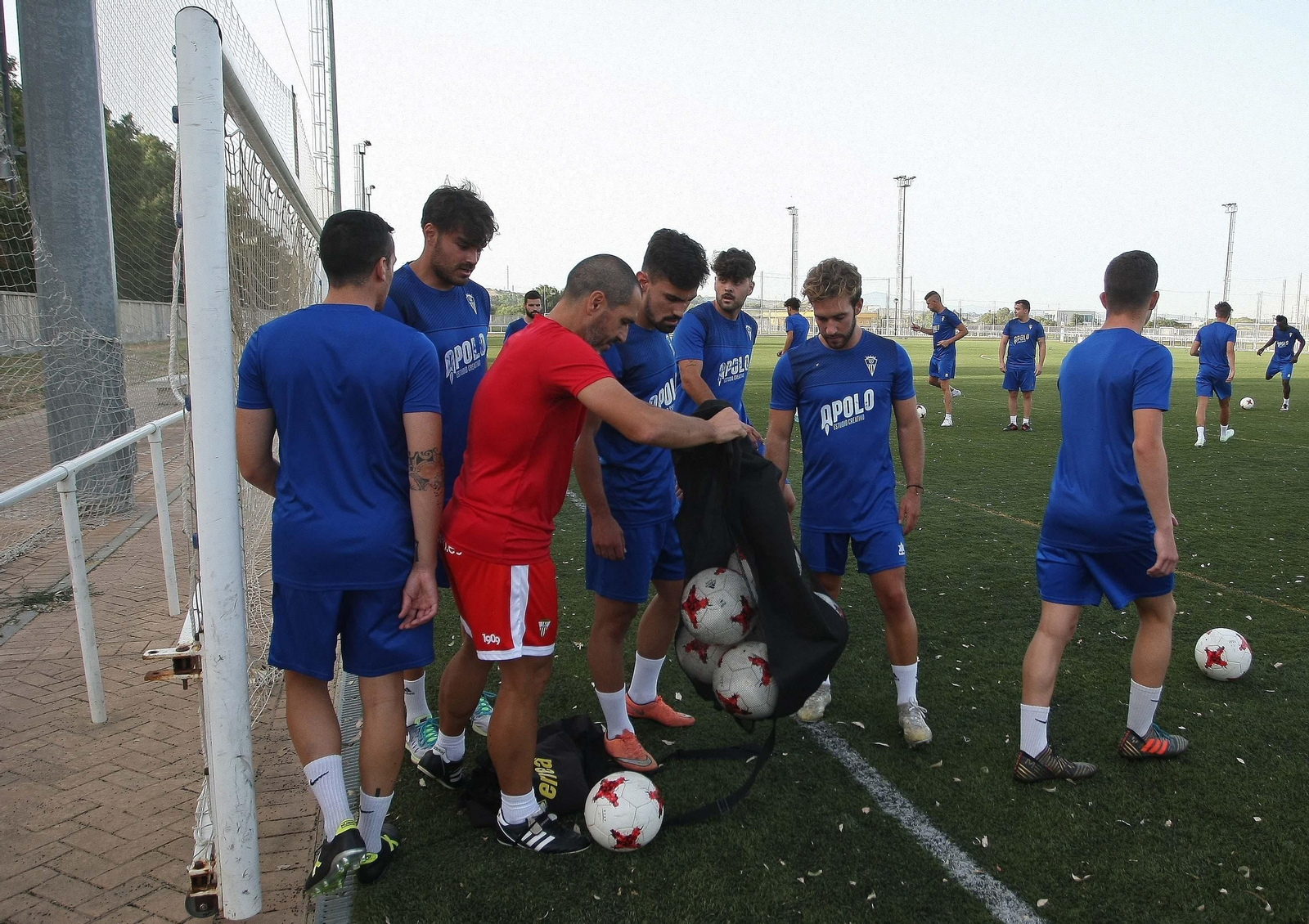 Morilla ayuda a vaciar un saco de balones en un entrenamiento en La Menacha.