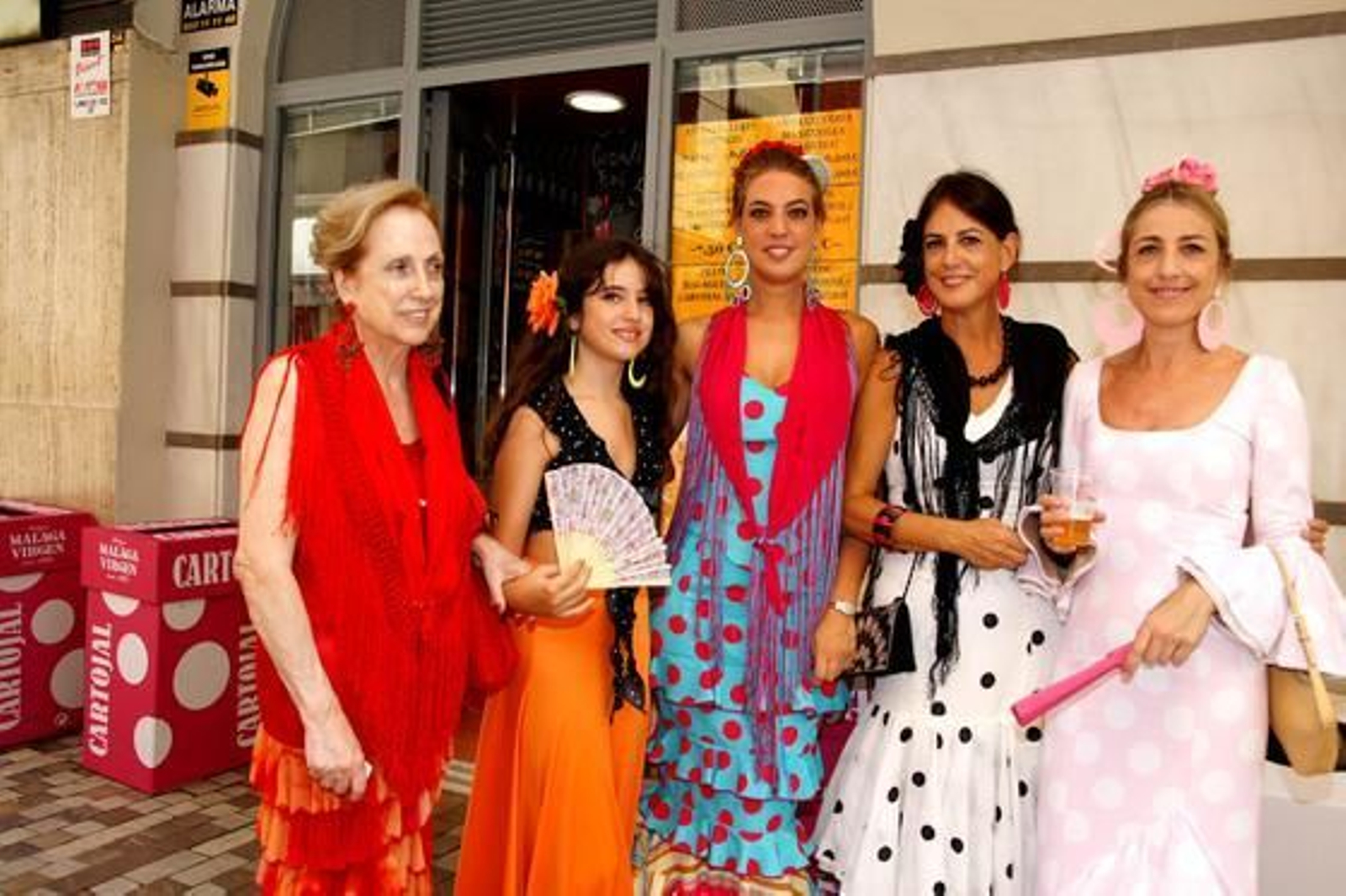 Vestidas de flamenca, tres generaciones de la familia Fernández. 

Foto: Punto Press