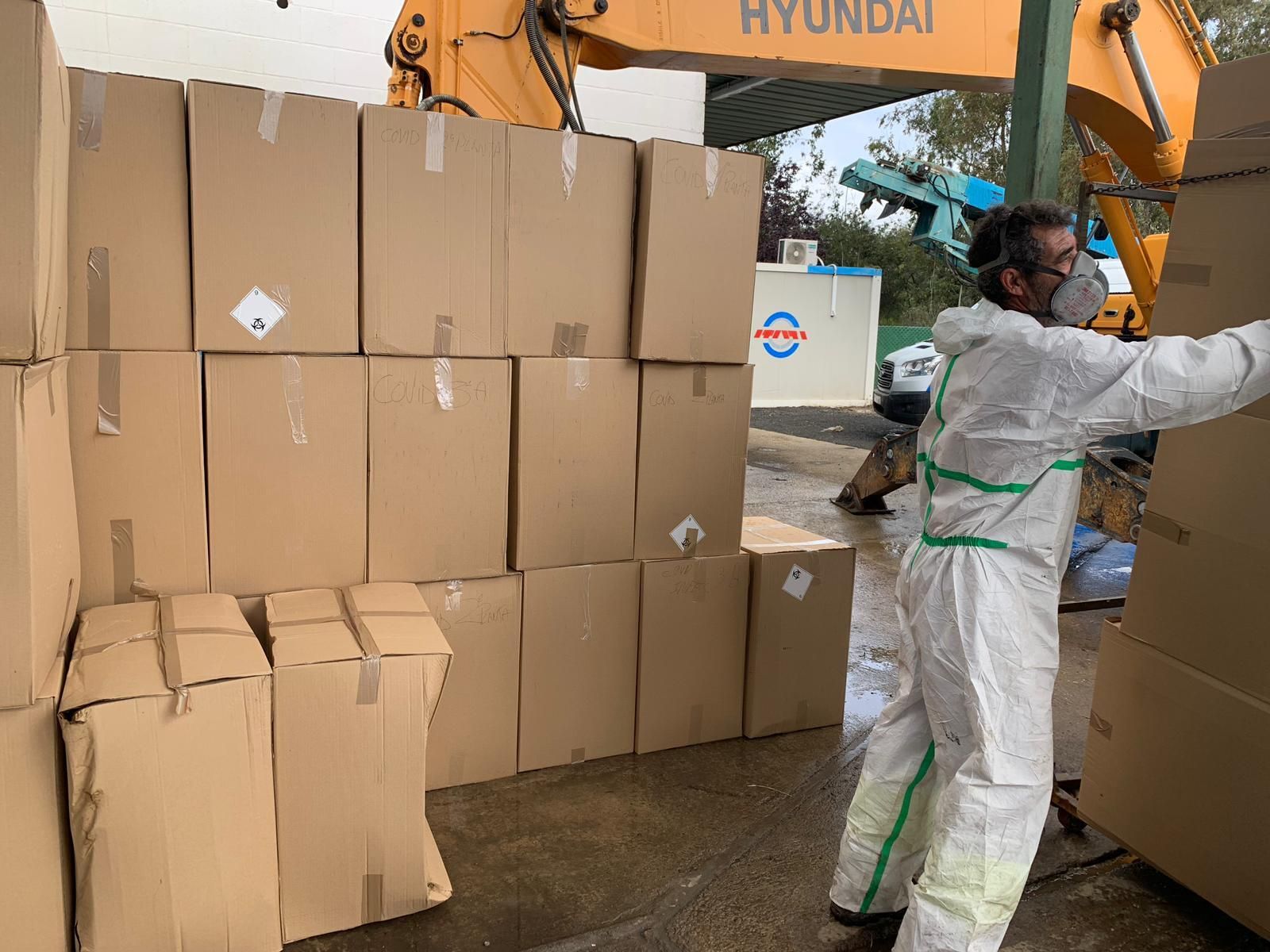 Bolsas de residuos en cajas de cartón descargadas en la planta.
