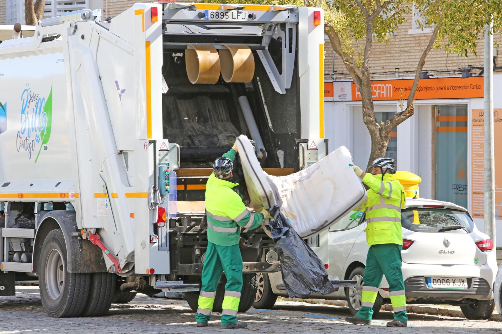 Trabajadores de la limpieza retiran colchones de indigentes al comienzo de la pandemia.