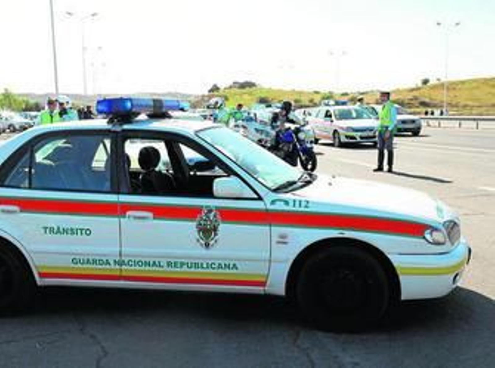 Control de las autoridades portuguesas en el paso fronterizo de Ayamonte.