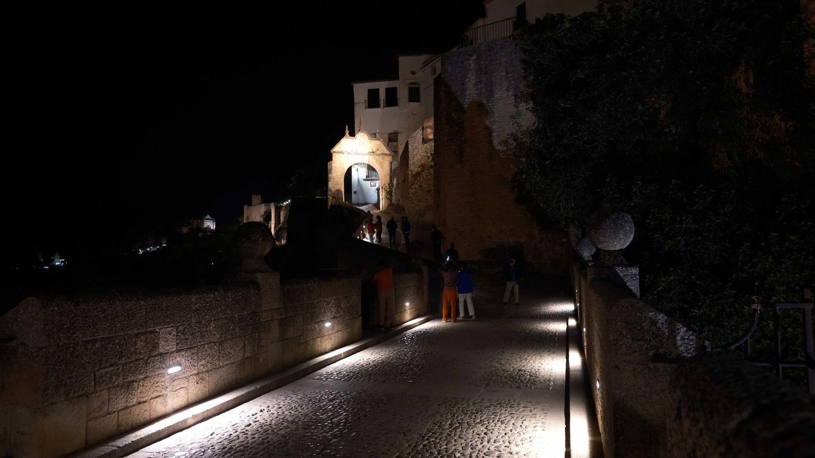 Arco de Felipe V durante la noche.