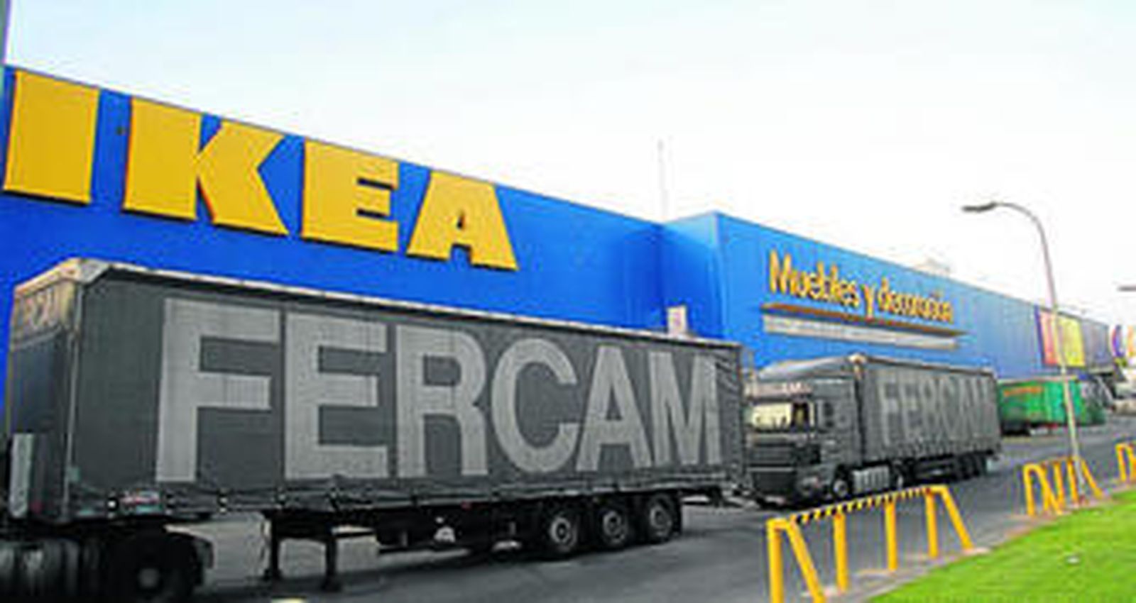 La zona logística de Ikea se localiza en la fachada visible desde la autovía Sevilla-Huelva.
