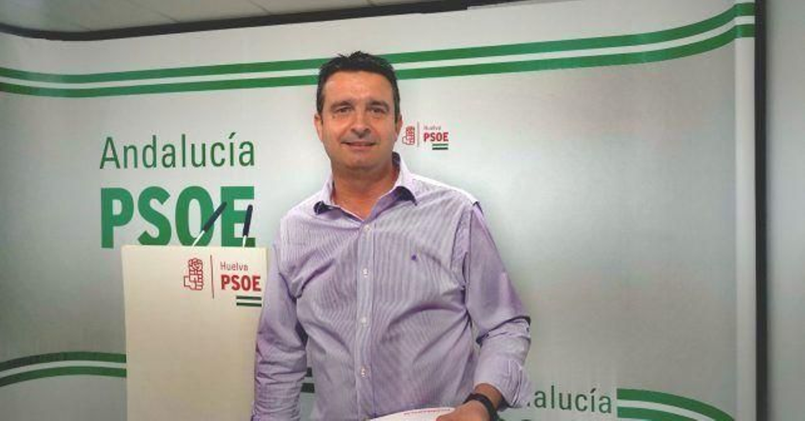 Amaro Huelva durante la rueda de prensa en la sede del PSOE de la localidad.