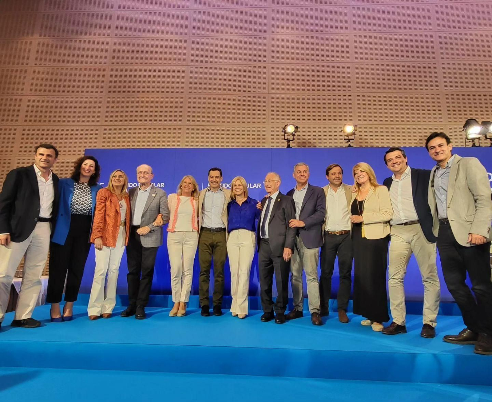 María José García-Pelayo celebra su mayoría absoluta junto a Juanma Moreno