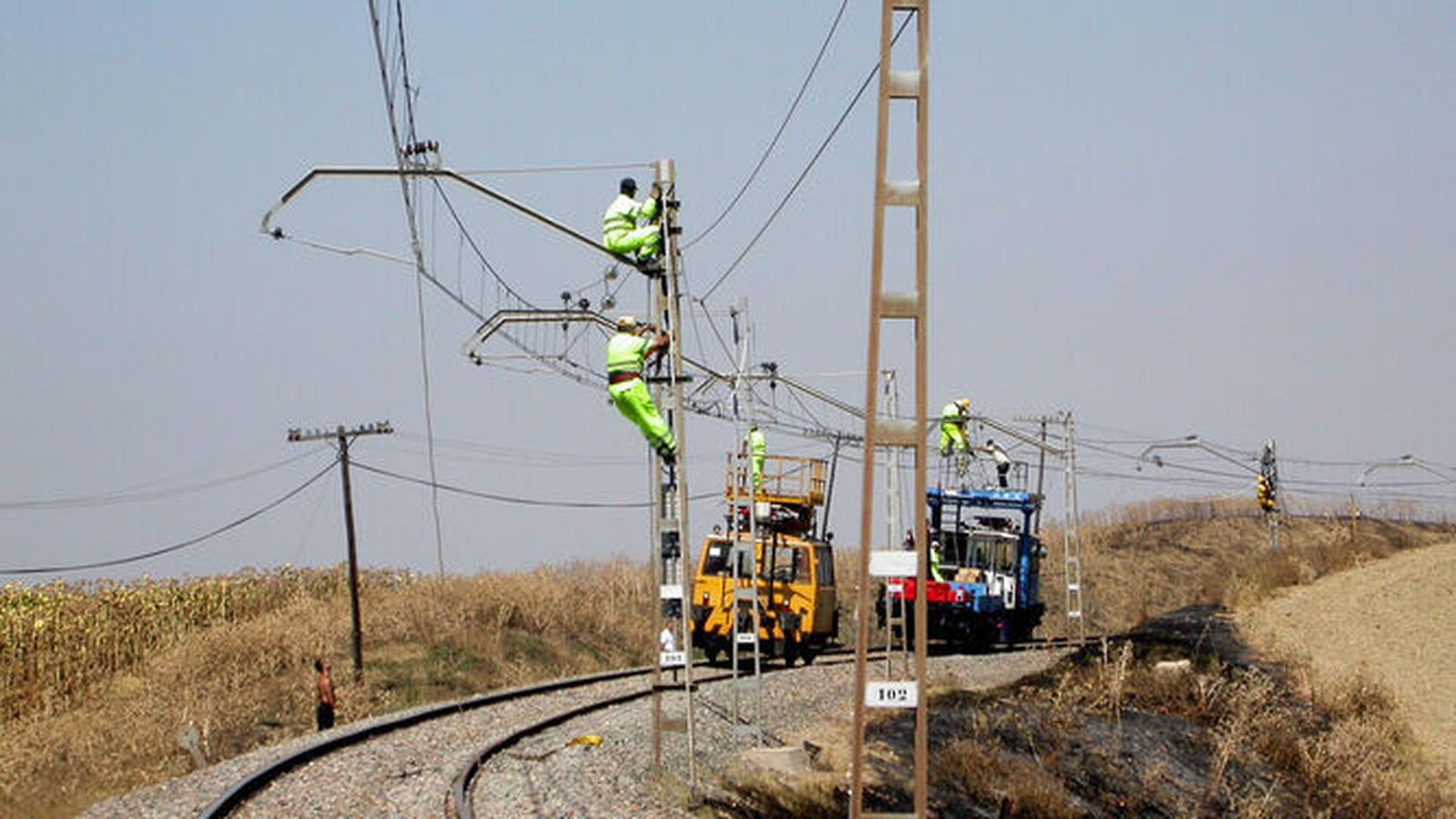 Reparación de una catenaria en la línea entre Huelva y Sevilla en una imagen de archivo.
