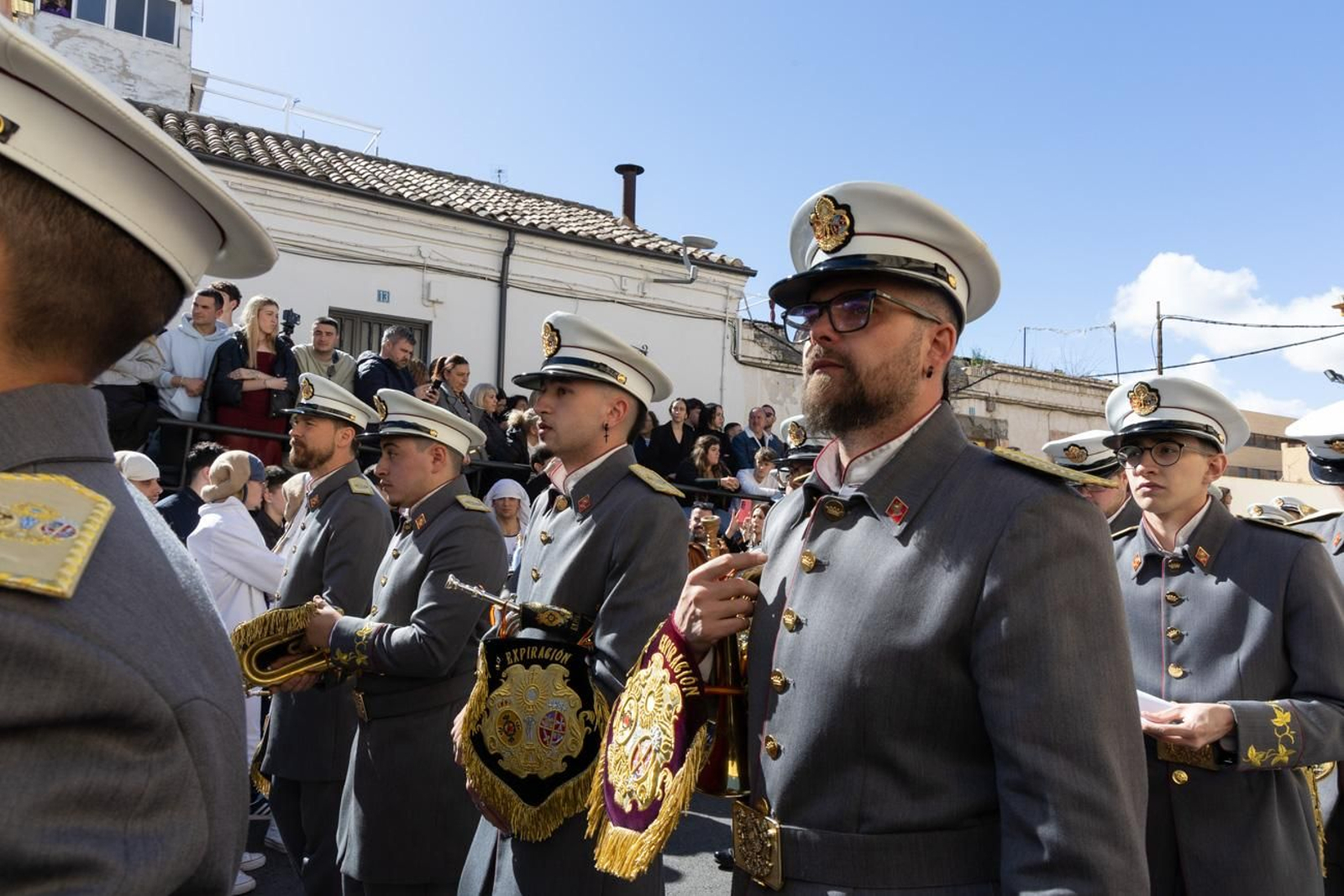 El Miércoles Santo inicia la tarde con los nazarenos trinitarios del barrio de Santa Isabel