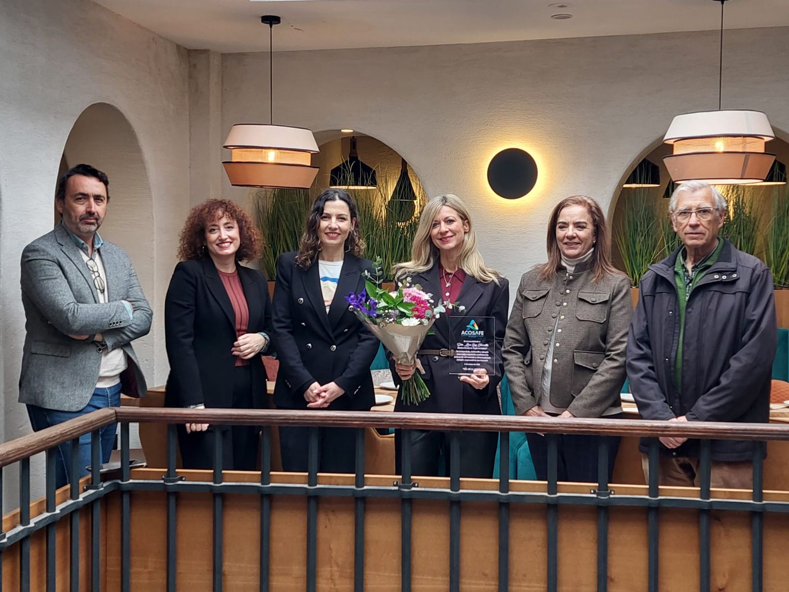 Laura Bey, recibiendo el reconocimiento de Acosafe en El Fogón de Mariana de la calle General García de la Herrán.