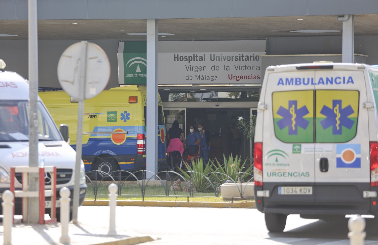 Ambulancias en el Hospital Clínico Virgen de la Victoria.