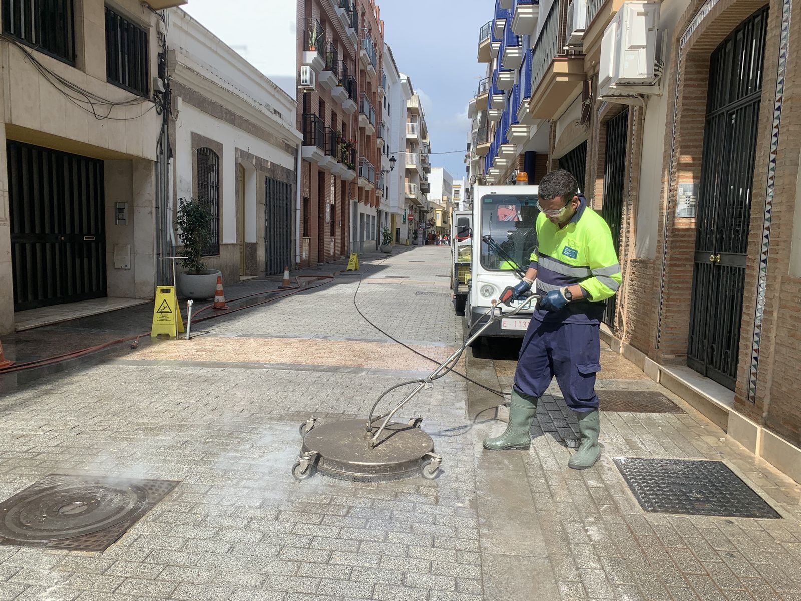 Operario del dispositivo de limpieza de cera.