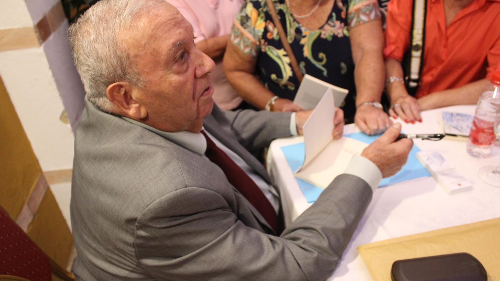 Pedro Contreras firma ejemplares de su libro.