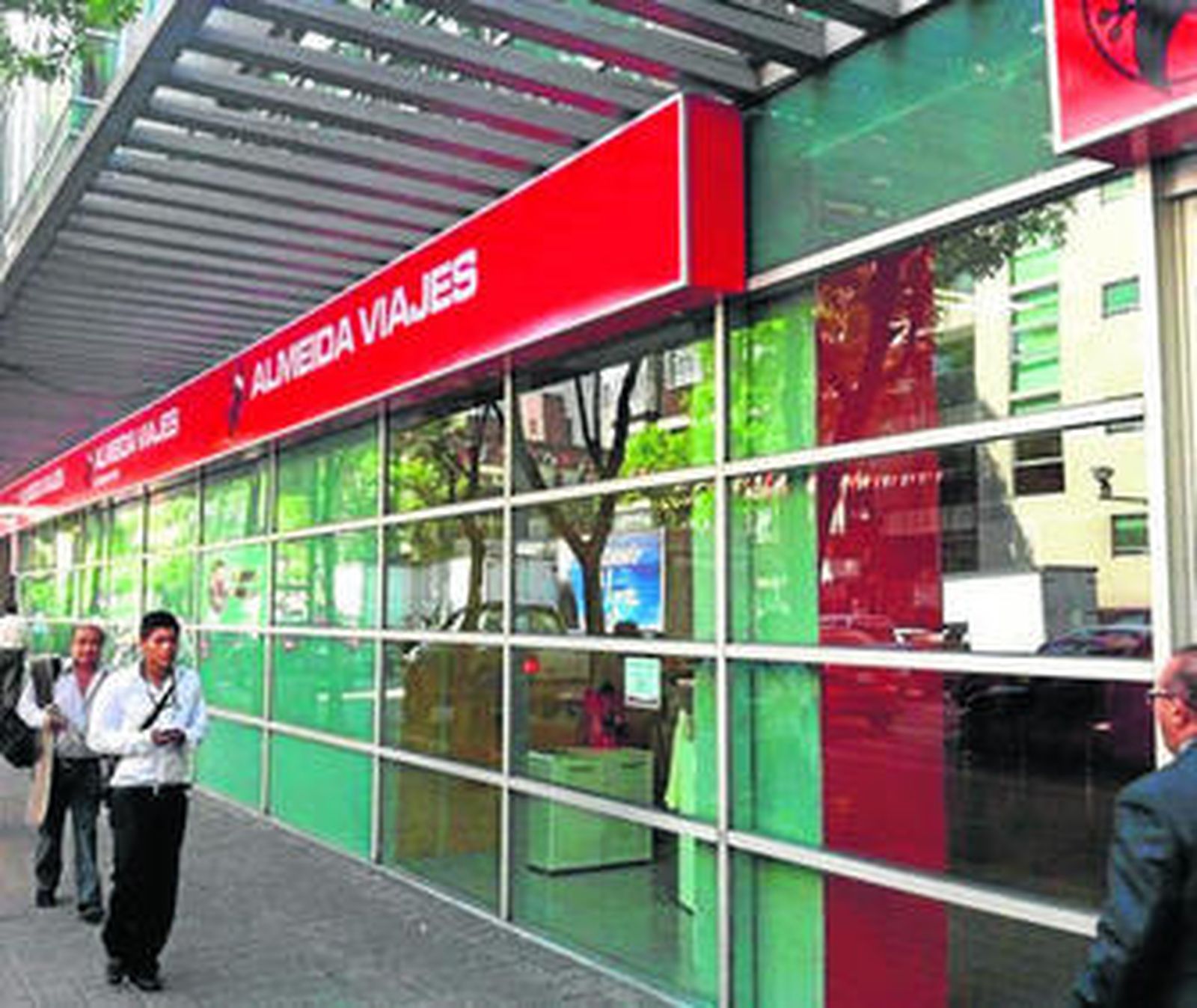 Fachada de una oficina de Almeida Viajes en México.