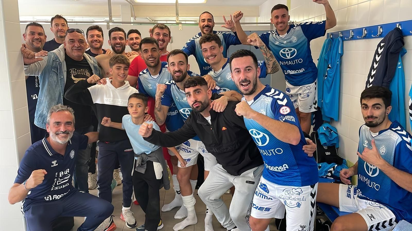Jugadores y técnicos del Xerez Toyota celebran su importante triunfo en Málaga.