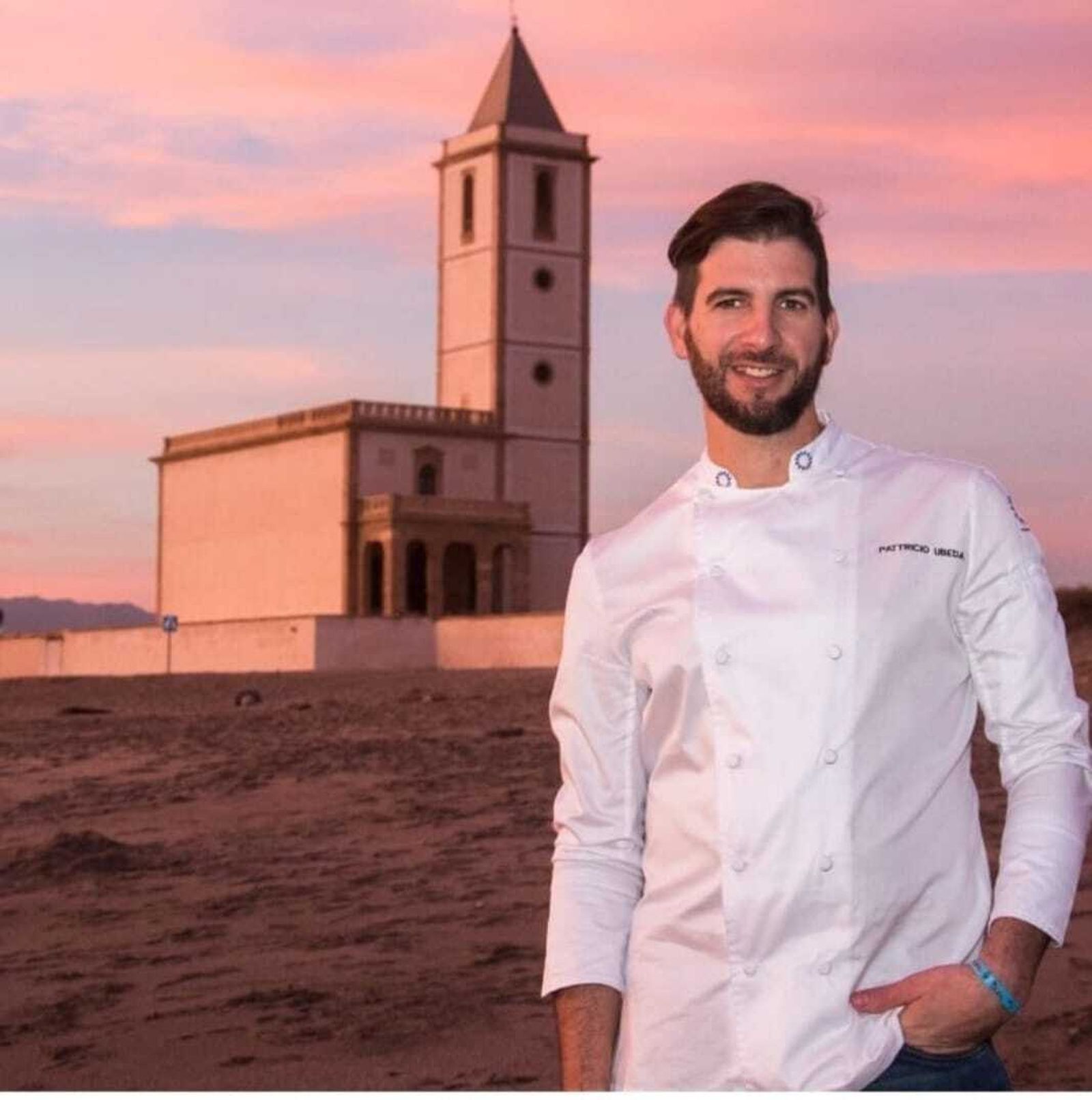 El chef Patricio Úbeda junto a la Iglesia de Las Salinas
