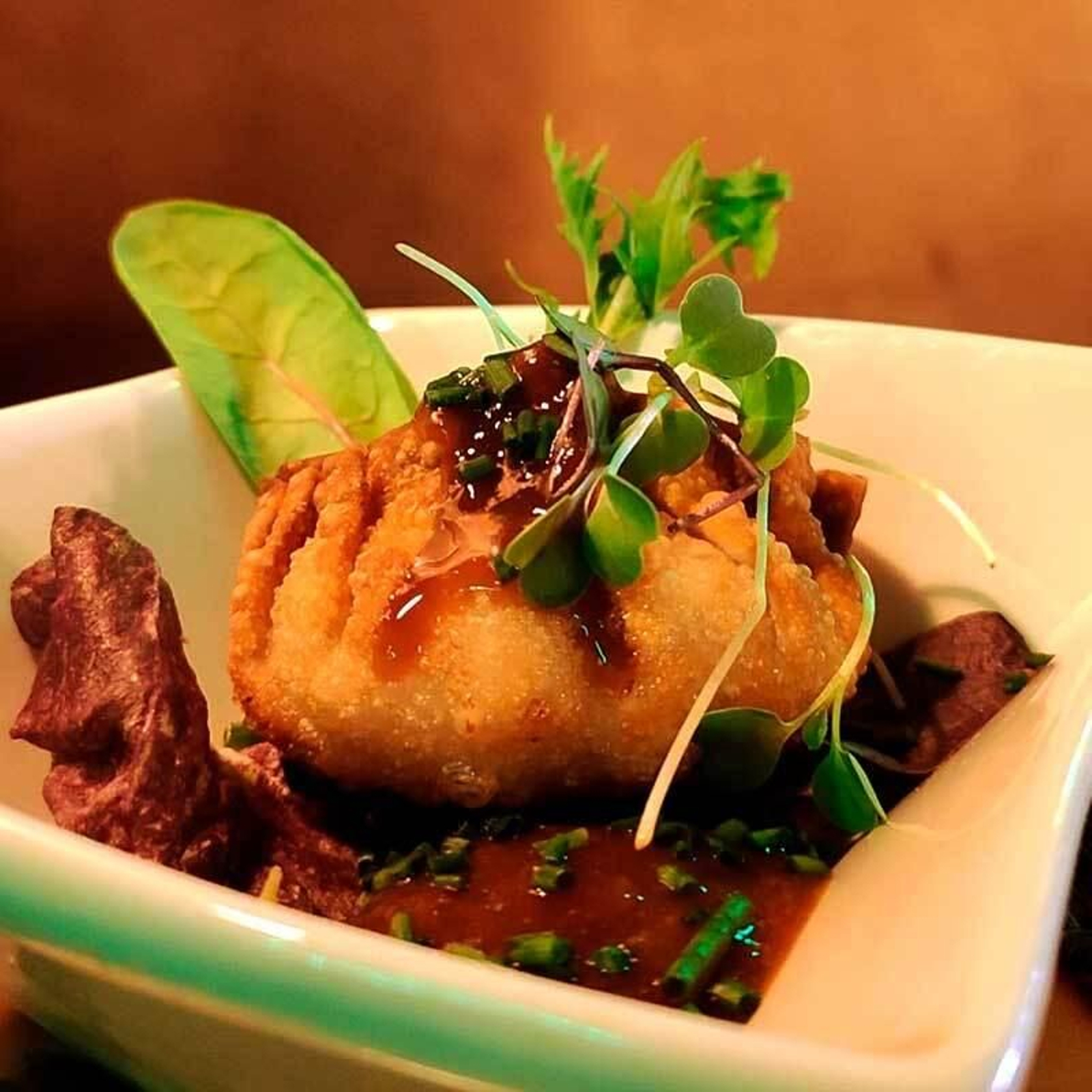 Gyoza frita de carrillera al curry rojo con reducción de ramen