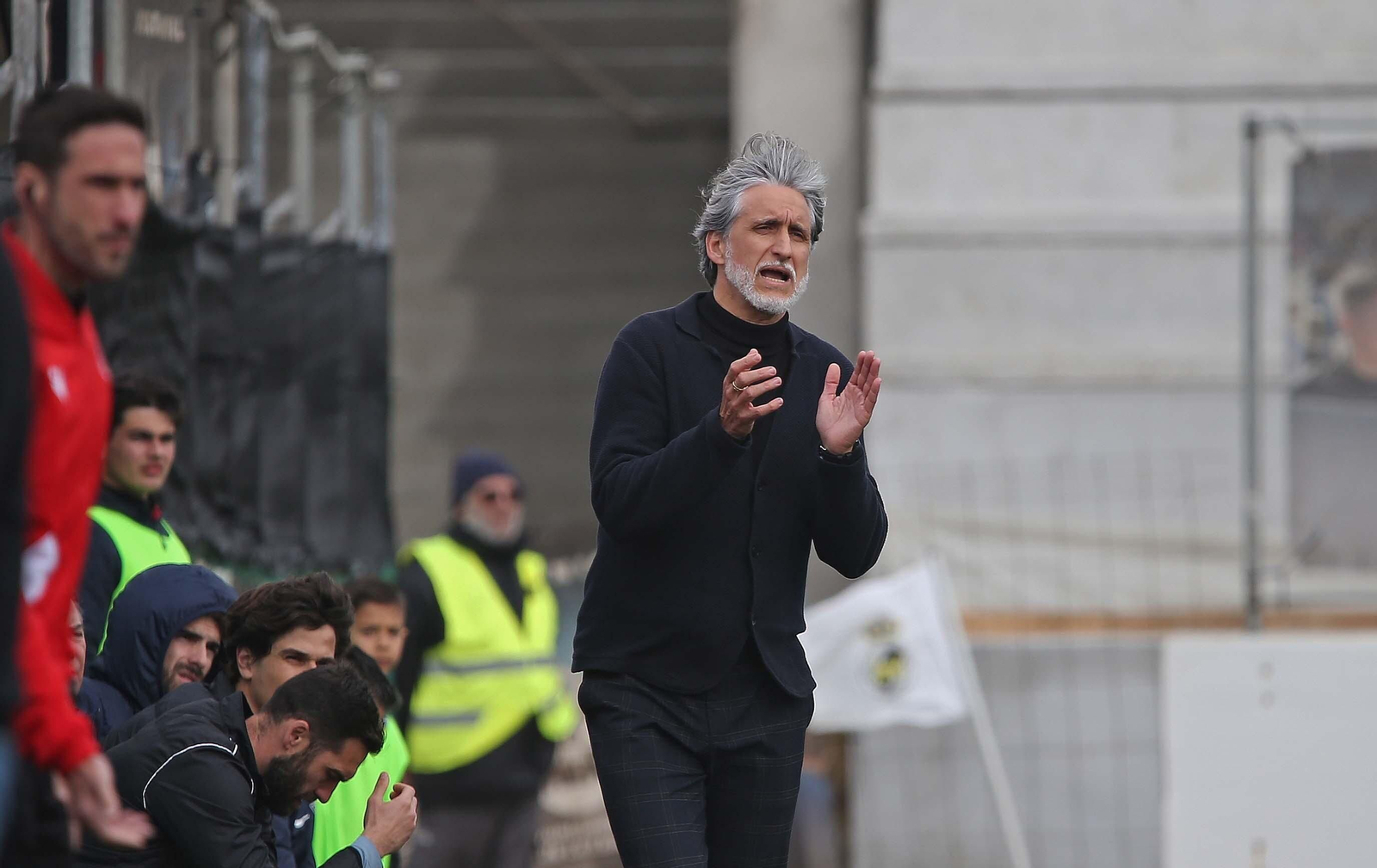 Pablo Alfaro anima a sus jugadores desde el banquillo.