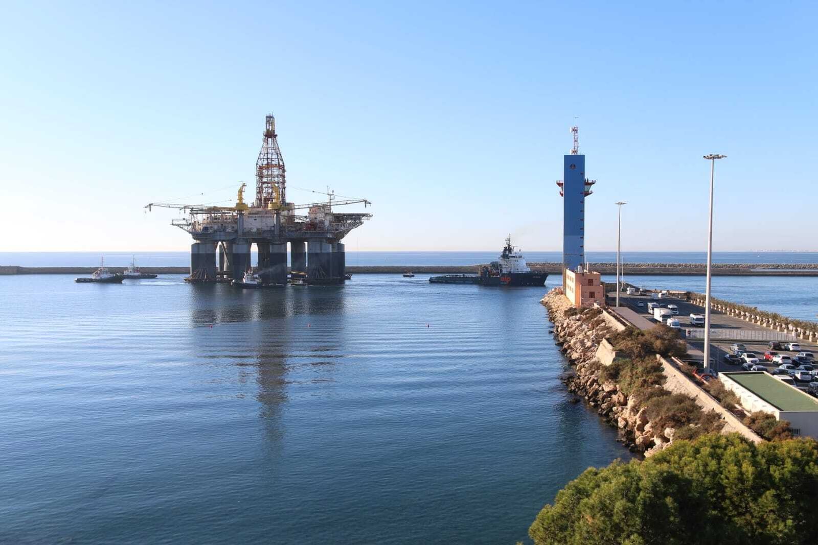 La plataforma petrolífera Ocean Confidence se despide del Puerto de Almería