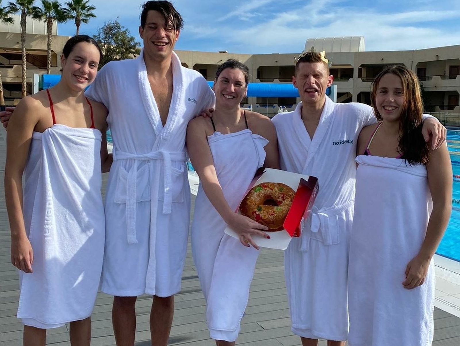 Paula Ruiz, en el centro, con un roscón de Reyes.