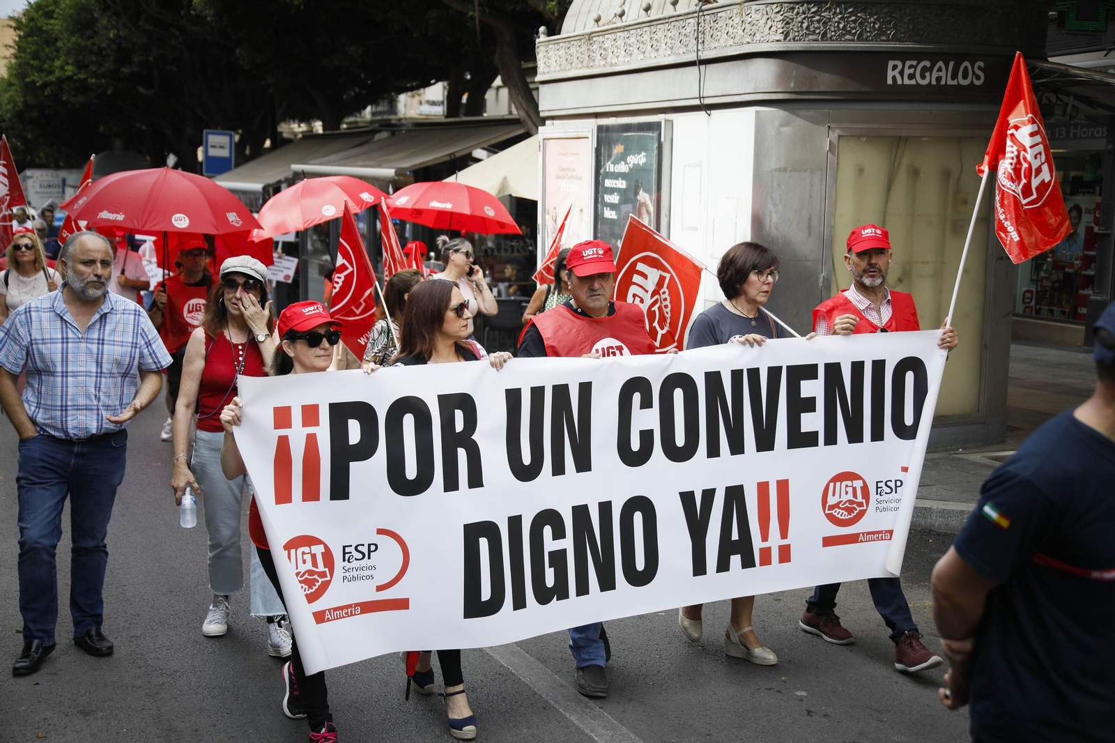 Manifestación de los bomberos quemados de Almería, en imágenes