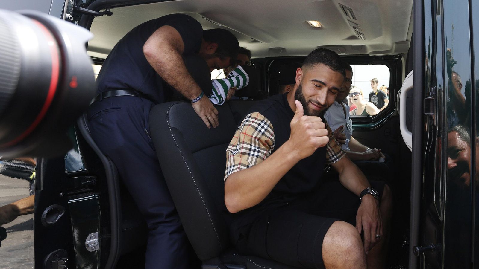 Fekir posa a su llegada al aeropuerto de San Pablo.