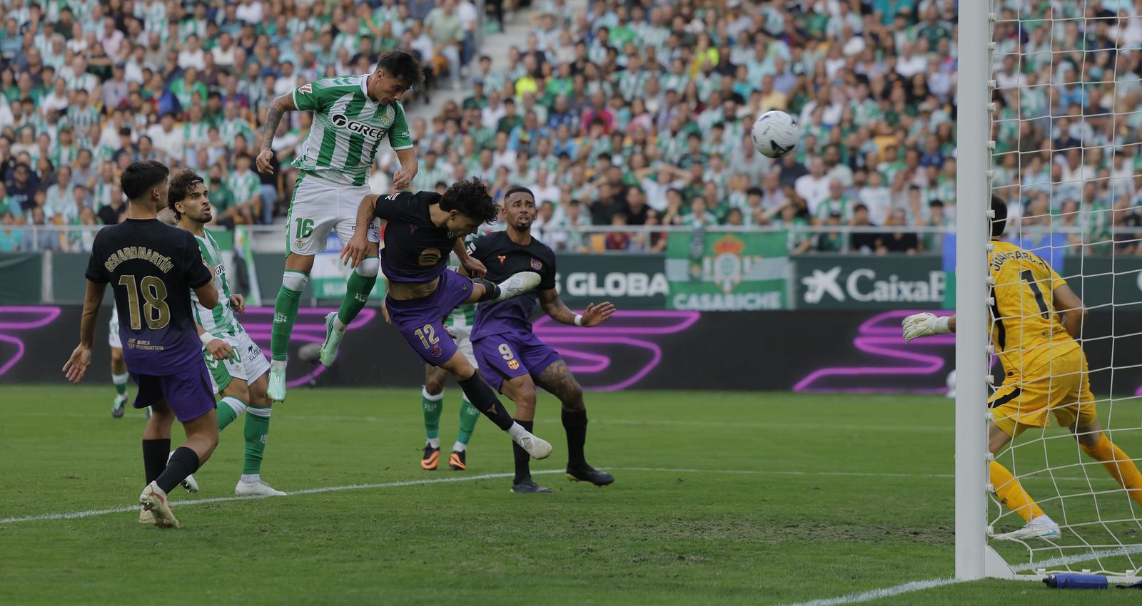 En un partido muy polémico, el Barça goleó a un Betis, que jugó contra el rival y el árbitro (Video) 12 Las fotos del Betis - Barcelona