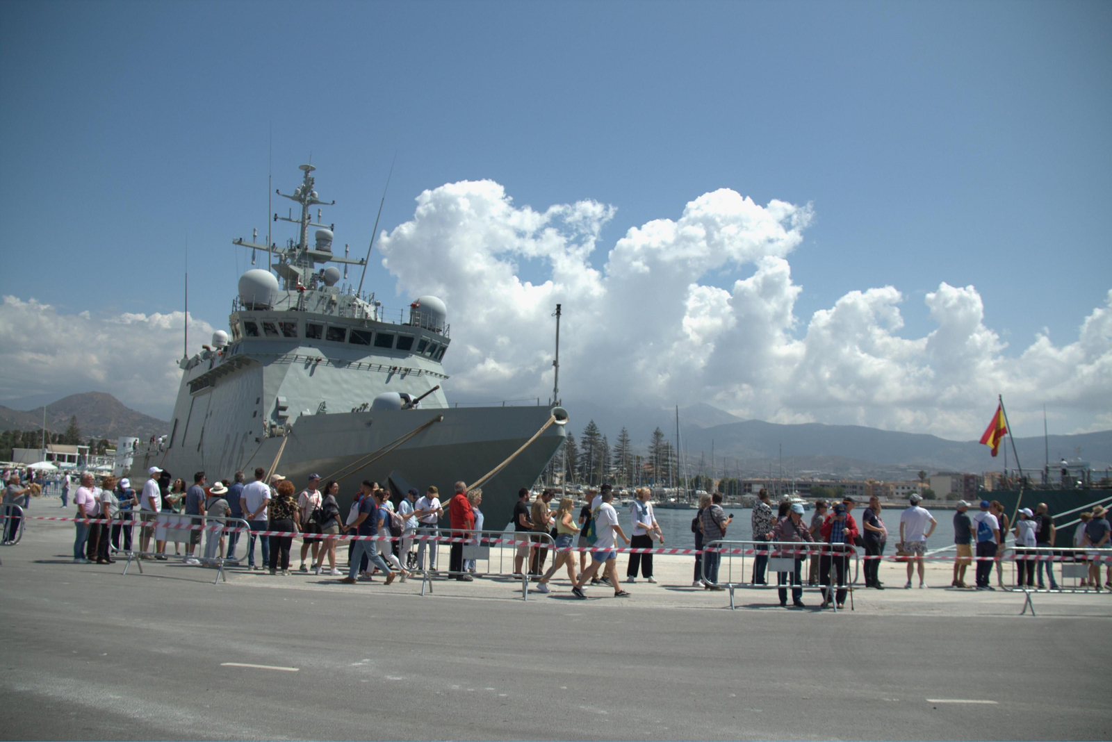 Éxito de participación para ver de cerca el despliegue de las Fuerzas Armadas en Motril