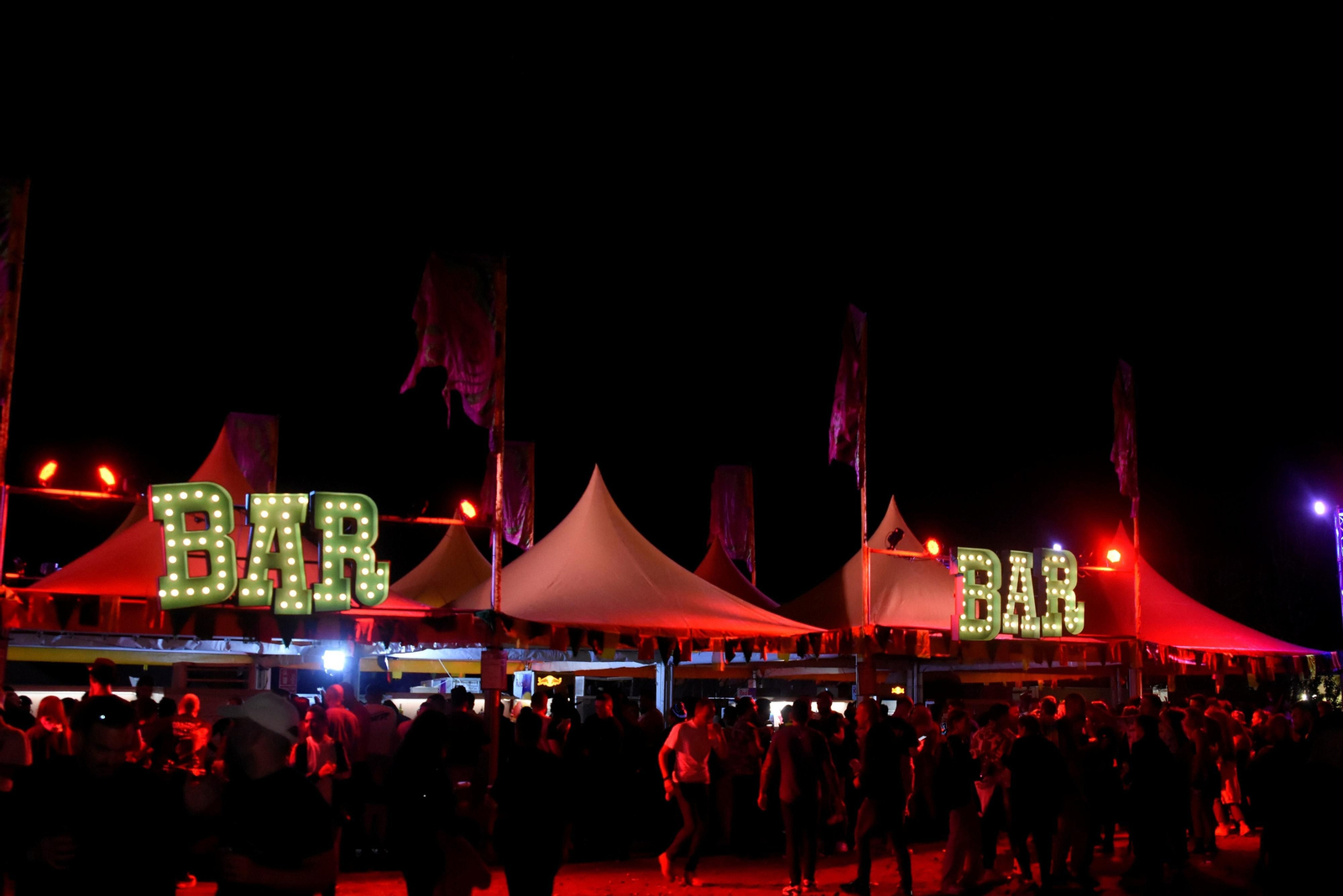 El festival Elrow reúne en Córdoba a miles de personas, en imágenes