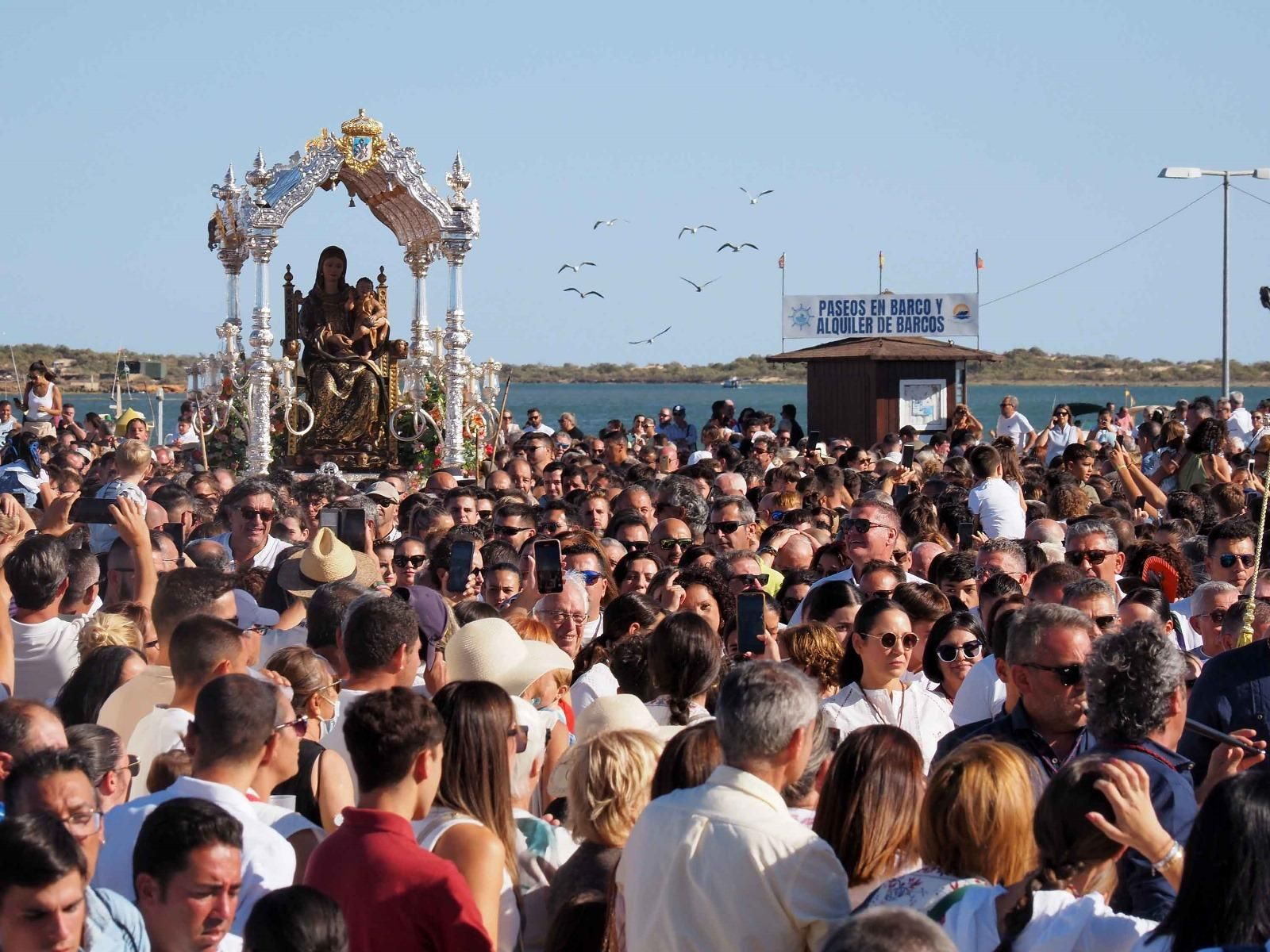 Imágenes del desembarco de la Virgen de la Bella en el Terrón de Lepe