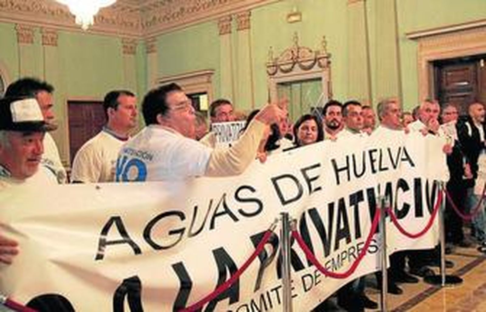 El Pleno de ayer fue un hervidero con las protestas de los trabajadores de Aguas de Huelva.
