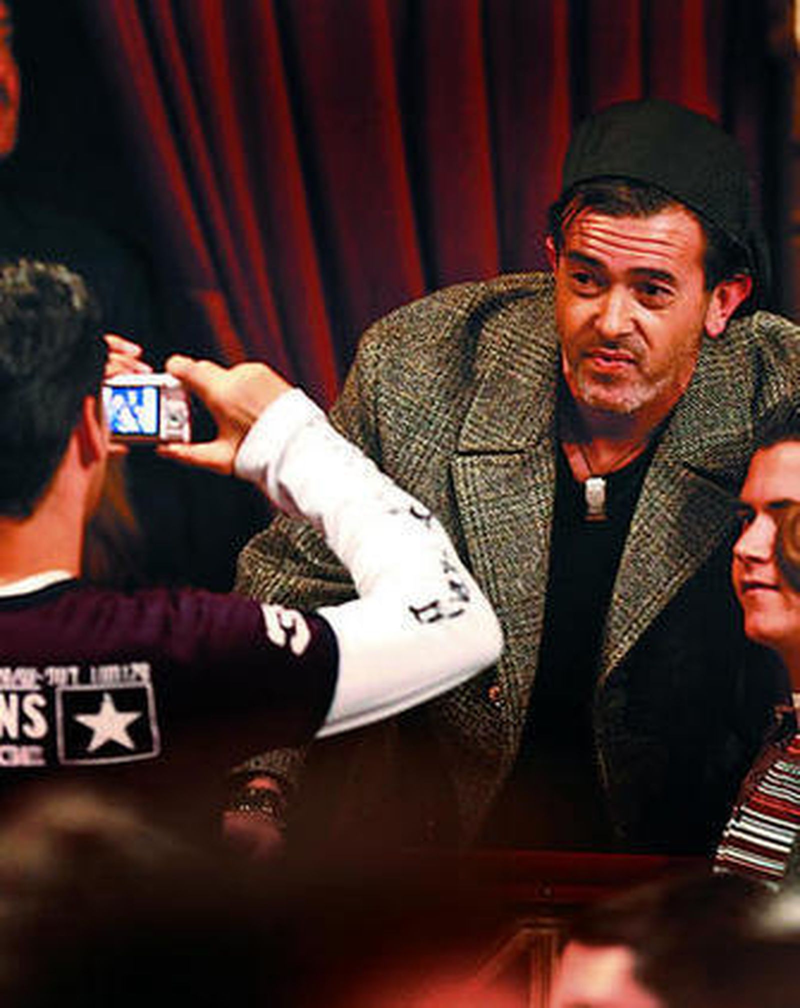 Juan Carlos Aragón se fotografía con un aficionado en el Falla.