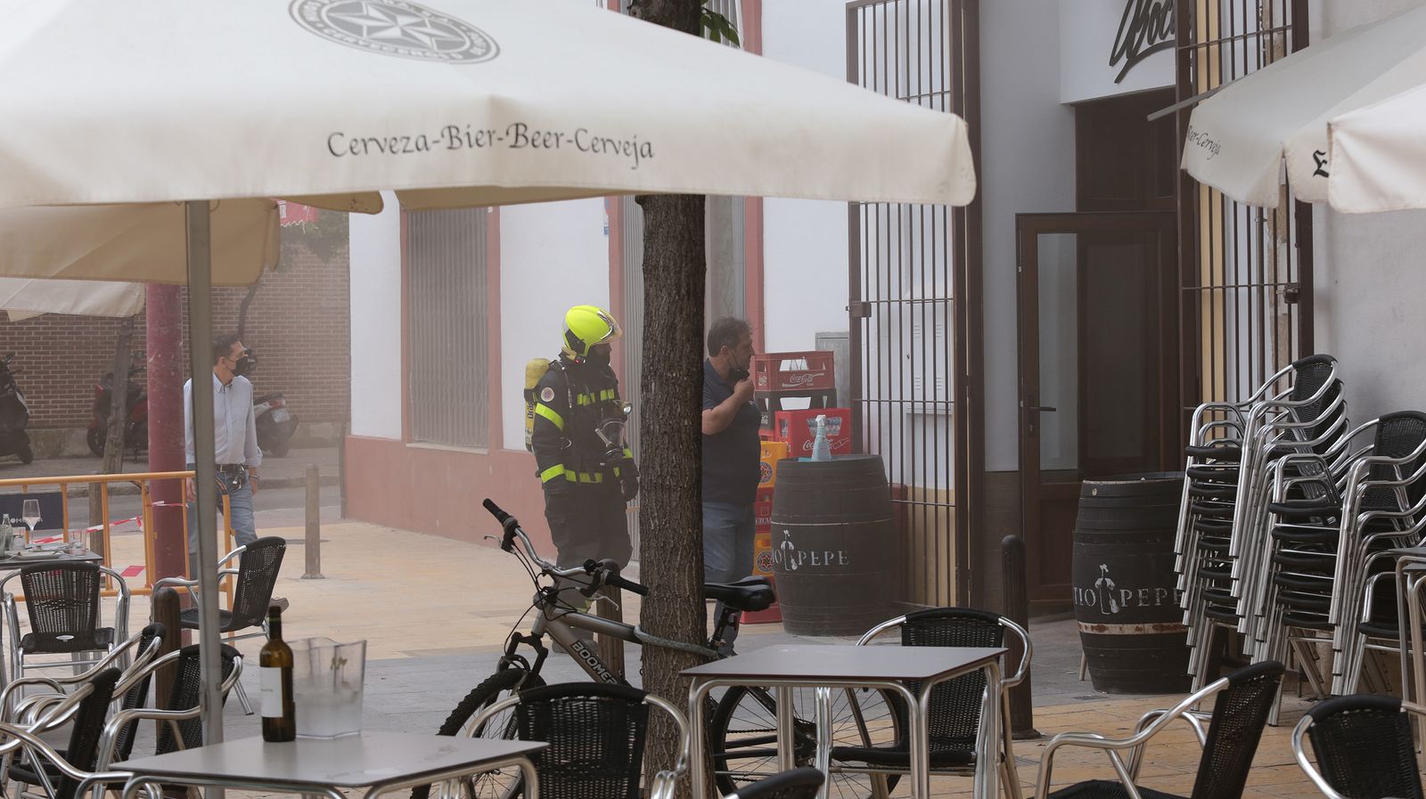 Alarma por el incendio en una ferretería en la calle Nuño de Cañas de Jerez