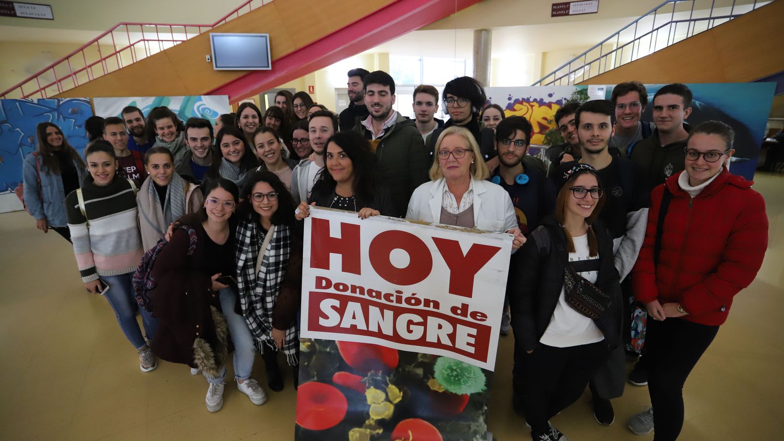 Foto de familia de muchos de los donantes de sangre universitarios.