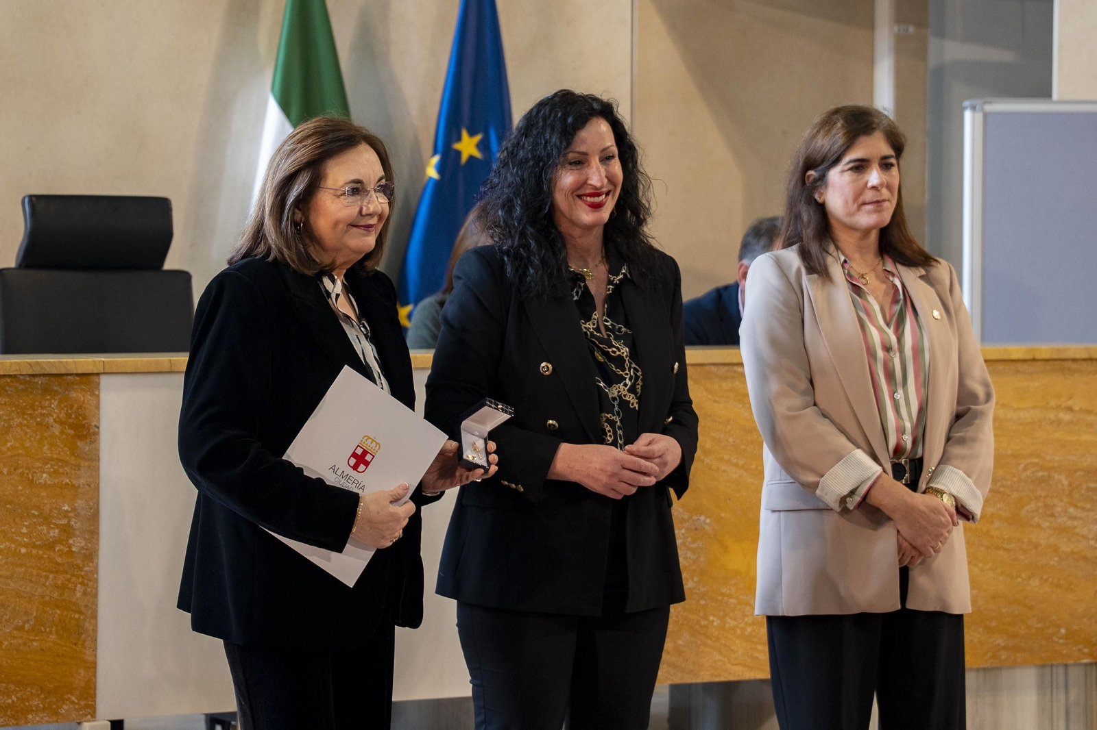 Almería rinde homenaje a su personal municipal con la imposición de los Escudos de Oro