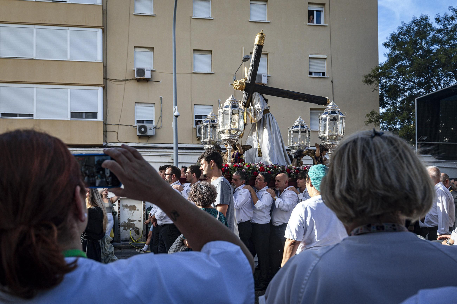 Las imágenes de la histórica visita del Nazareno de Santa María al hospital Puerta del Mar de Cádiz